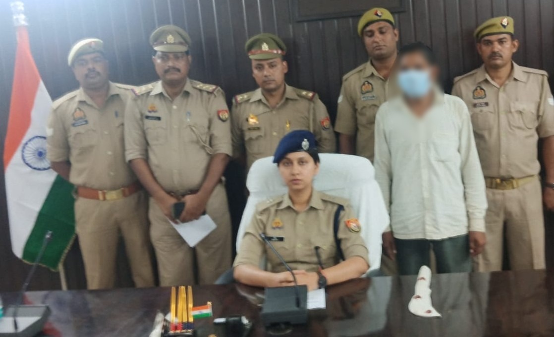 गिरफ्तार आरोपी के साथ पुलिस टीम गिरफ्तार आरोपी के साथ पुलिस टीम