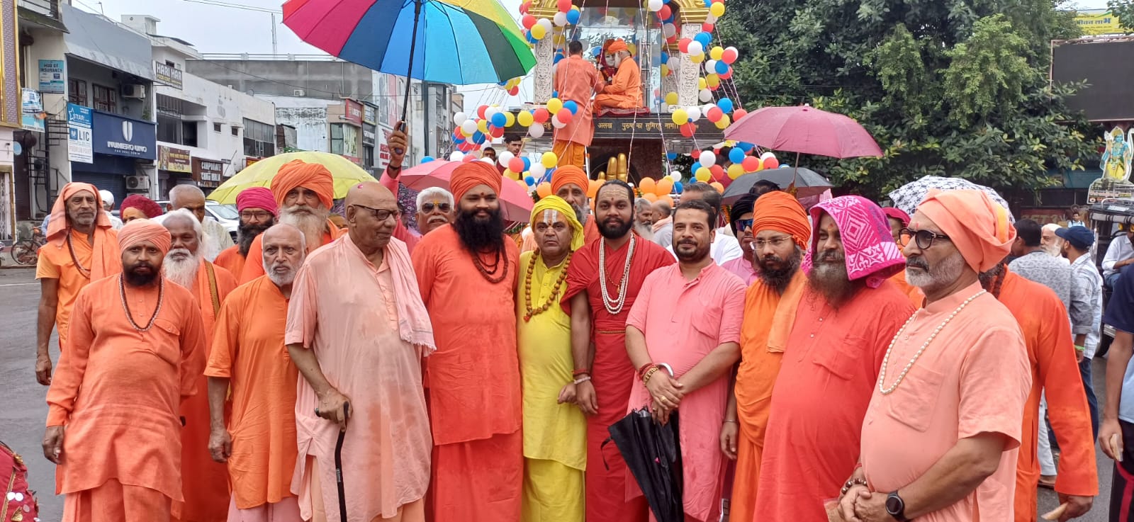 चंद्राचार्य चौक पर एकत्रित संत चंद्राचार्य चौक पर एकत्रित संत