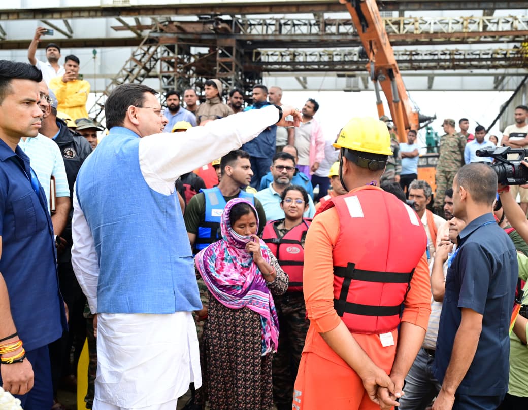 बाढ़ प्रभावित क्षेत्र का निरीक्षण करते मुख्यमंत्री धामी बाढ़ प्रभावित क्षेत्र का निरीक्षण करते मुख्यमंत्री धामी