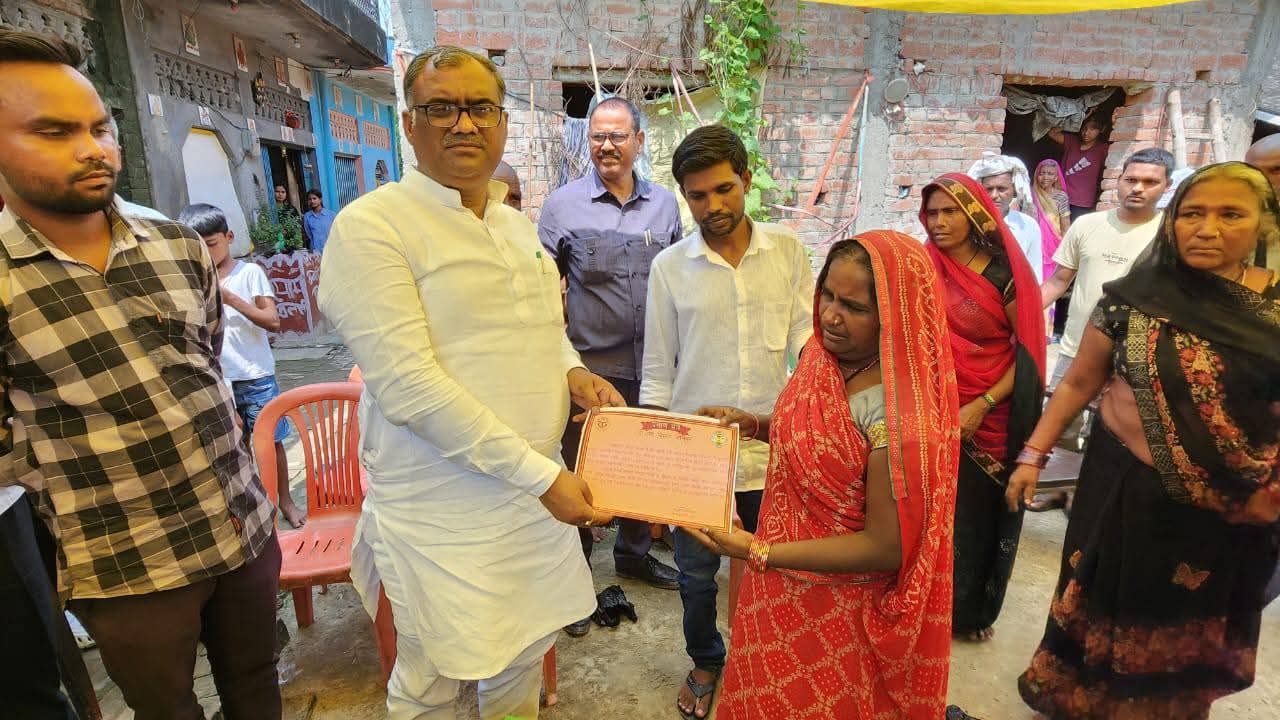राज्य मंत्री गिरीश चंद्र यादव परिजनों को चेक प्रदान करते हुए राज्य मंत्री गिरीश चंद्र यादव परिजनों को चेक प्रदान करते हुए