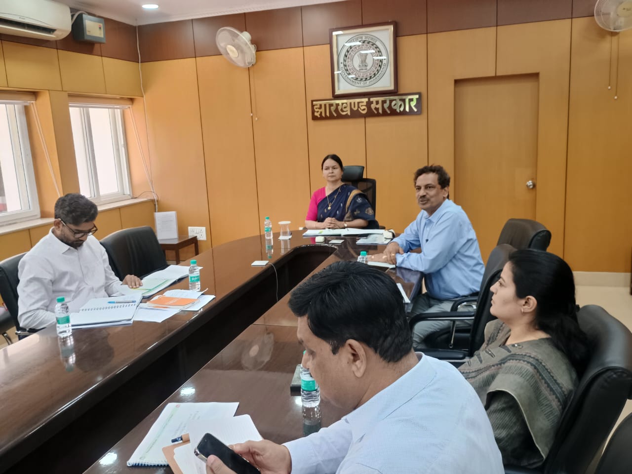 बैठक करते मुख्य सचिव