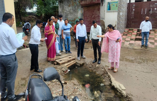 शहर का निरीक्षण करते डीएमसी रणवीर सिंह तथा नगर परिषद की चेयरपर्सन कमलेश सैनी।