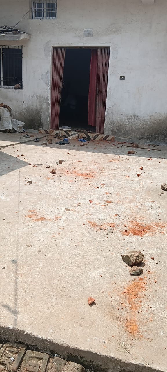 घर पर हुआ पथराव