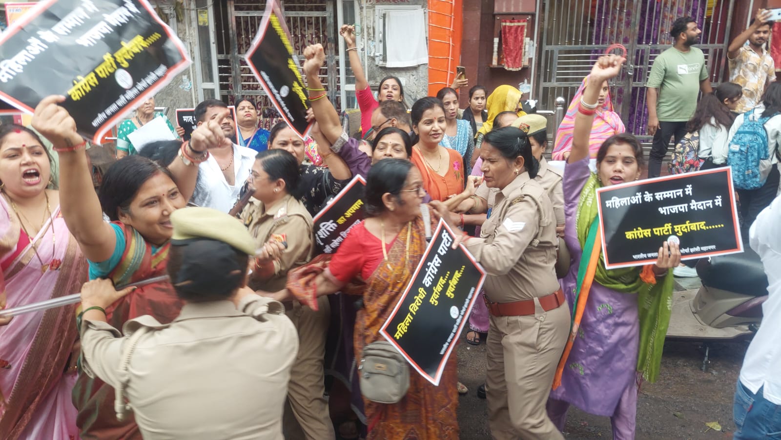कांग्रेस कार्यालय पर भाजपा महिलामोर्चा का प्रदर्शन कांग्रेस कार्यालय पर भाजपा महिलामोर्चा का प्रदर्शन