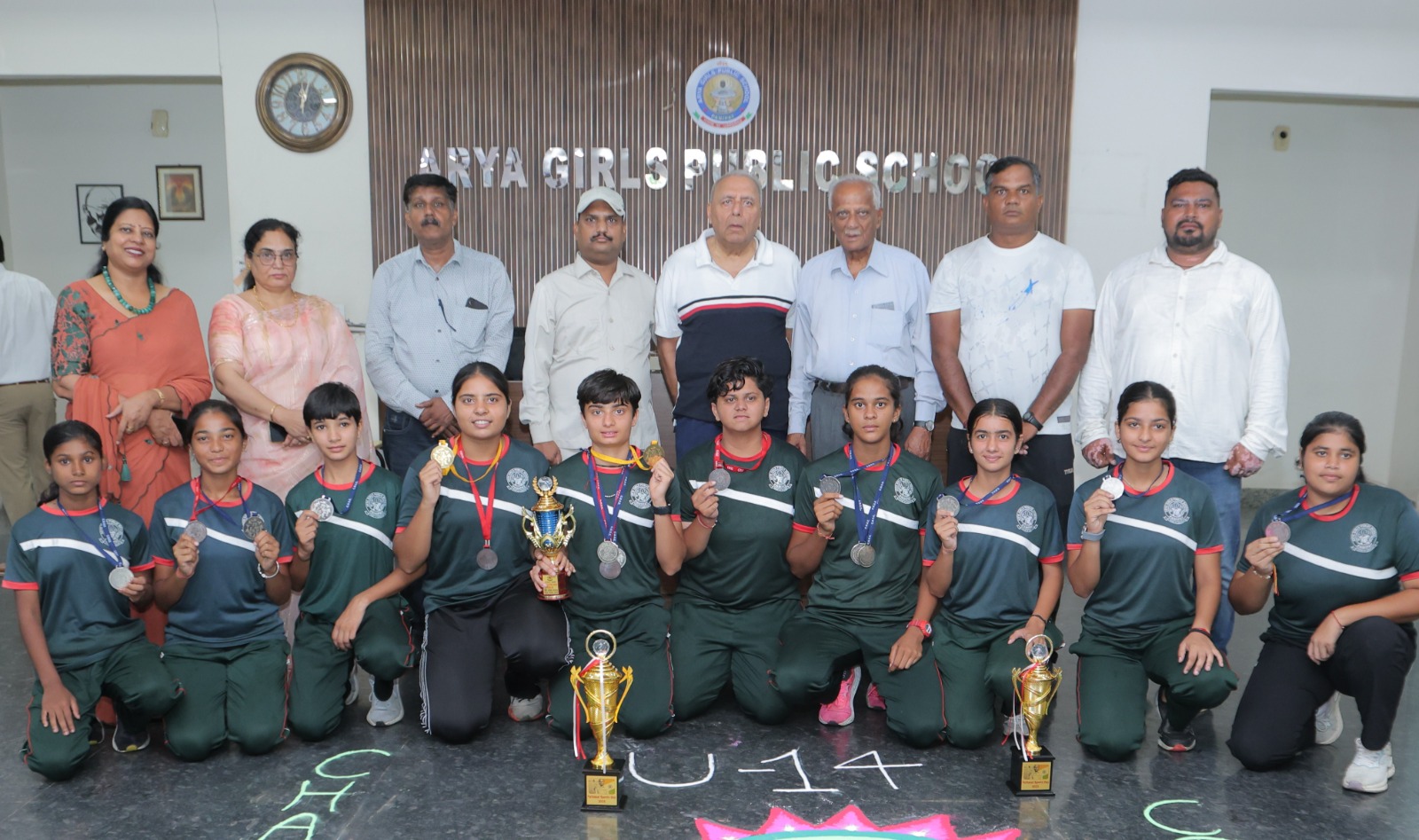 पानीपत के आर्य गर्ल्स पब्लिक स्कूल के तीसरी बार चैंपियन बनने पर टीम के पानीपत पहुंचने पर टीम का स्वागत करती प्रबंधन कमेटी