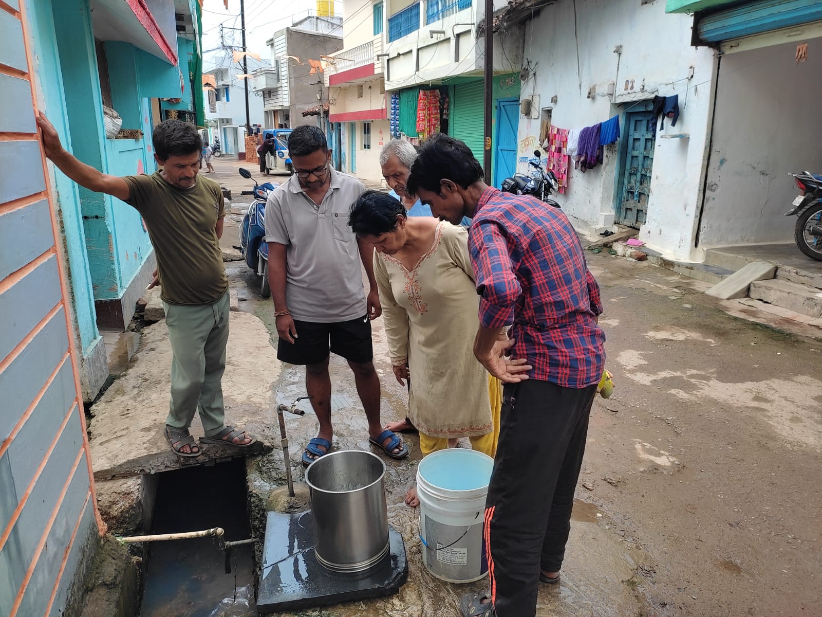 वार्ड में पानी भरते हुए वार्डवासी। फाईल फोटो