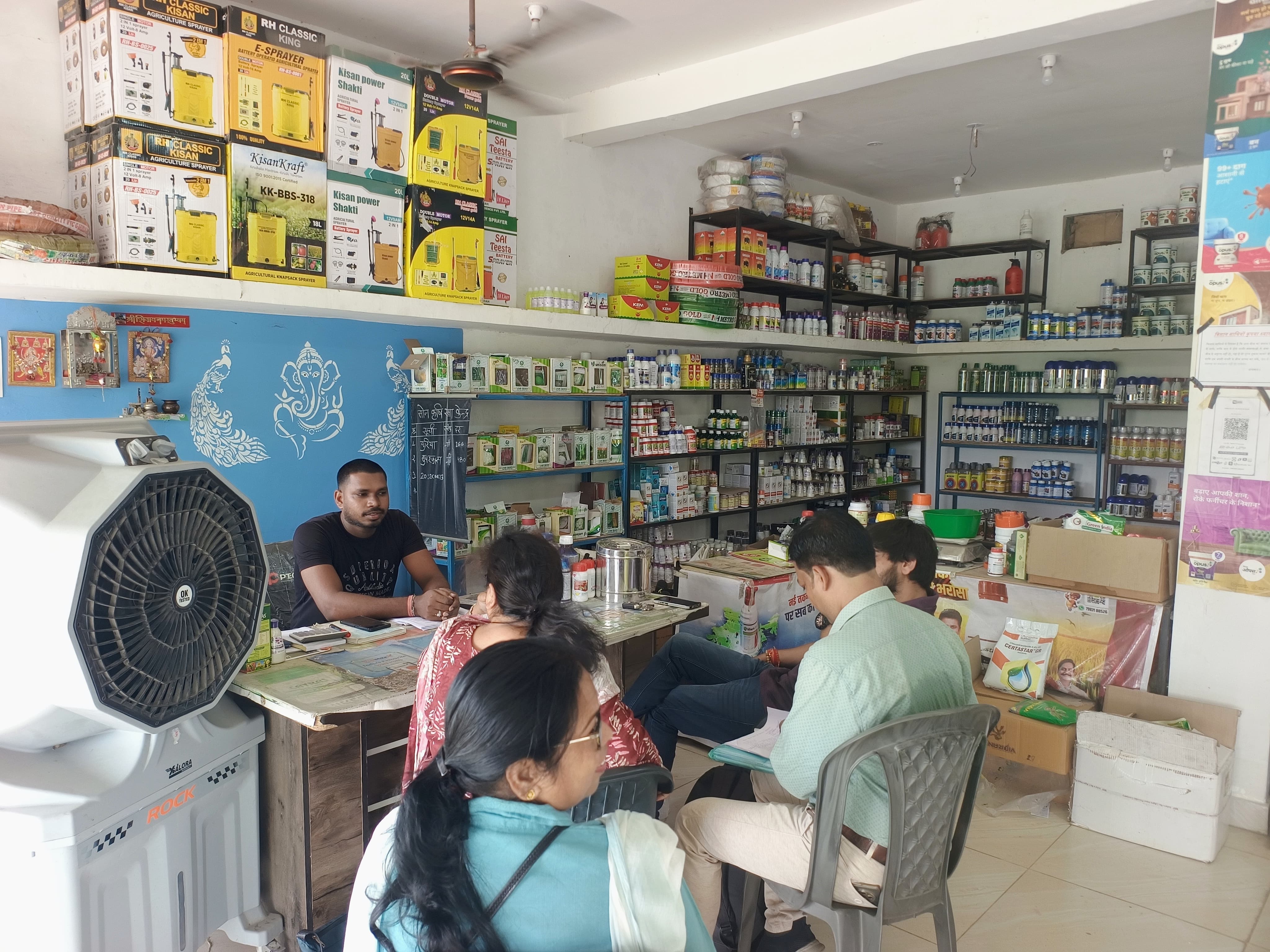 उर्वरक विक्रय दुकानों का निरीक्षण करते अधिकारी उर्वरक विक्रय दुकानों का निरीक्षण करते अधिकारी