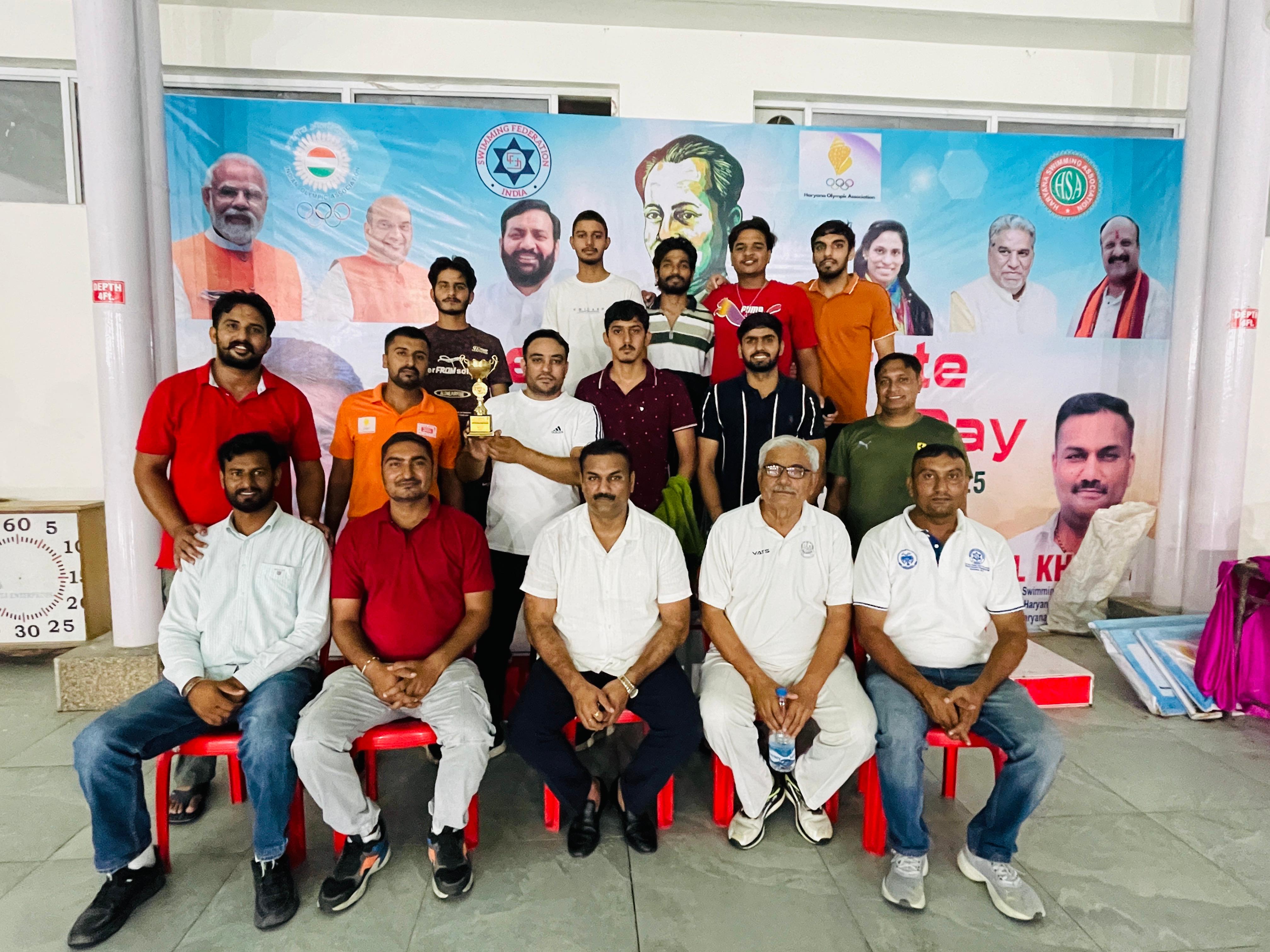 वाटरपोलो की विजेता टीम के साथ हरियाणा ओलंपिक संघ के उपाध्यक्ष अनिल खत्री।