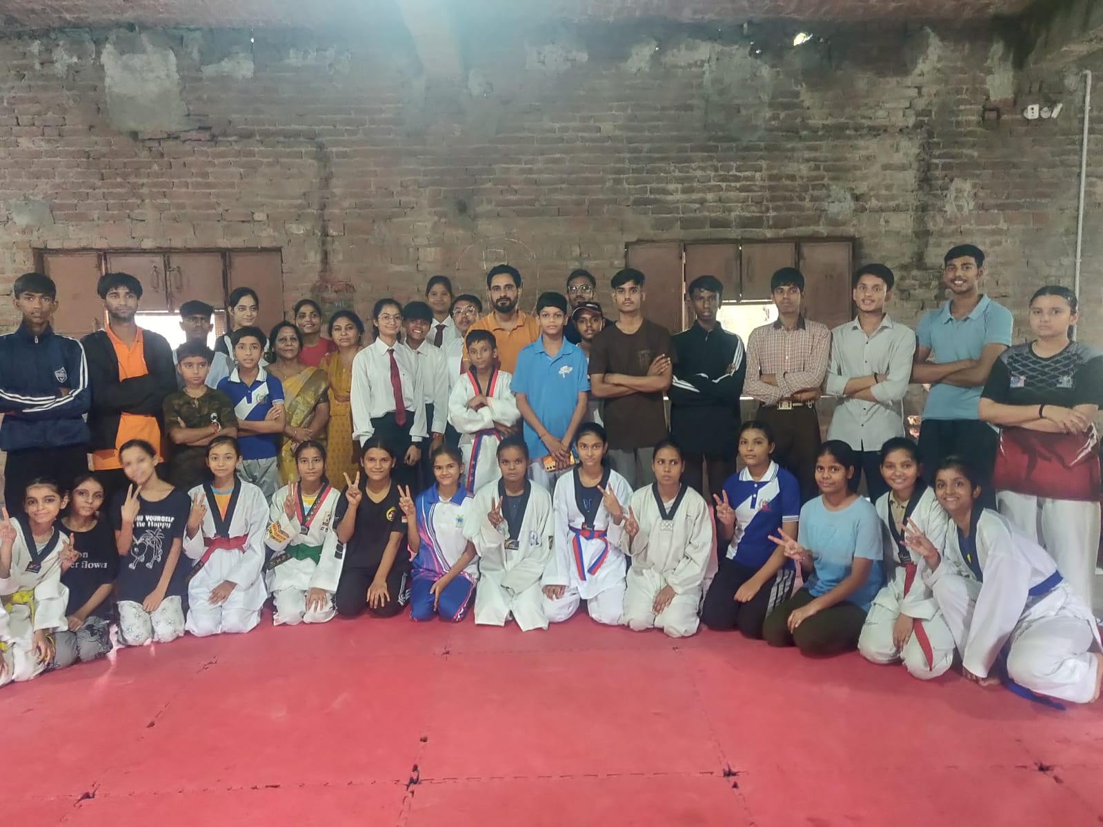 जनपद स्तरीय ताइक्वांडो प्रतियोगिता में विजेता खिलाड़ी ट्रॉफी और मेडल के साथ। जनपद स्तरीय ताइक्वांडो प्रतियोगिता में विजेता खिलाड़ी ट्रॉफी और मेडल के साथ।