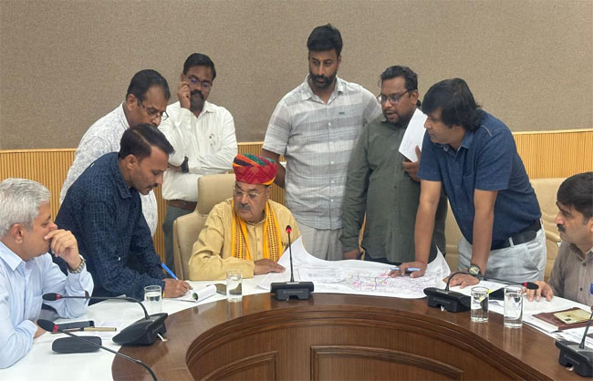 अधिकारियों की बैठक लेते रेवाड़ी से विधायक लक्ष्मण सिंह यादव। अधिकारियों की बैठक लेते रेवाड़ी से विधायक लक्ष्मण सिंह यादव।