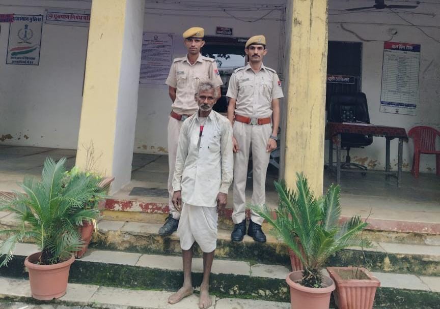 चित्तौड़गढ़ जिले के बड़ीसादड़ी क्षेत्र में गांजे की अवैध खेती करने के आरोप में गिरफ्तार किसान। चित्तौड़गढ़ जिले के बड़ीसादड़ी क्षेत्र में गांजे की अवैध खेती करने के आरोप में गिरफ्तार किसान।