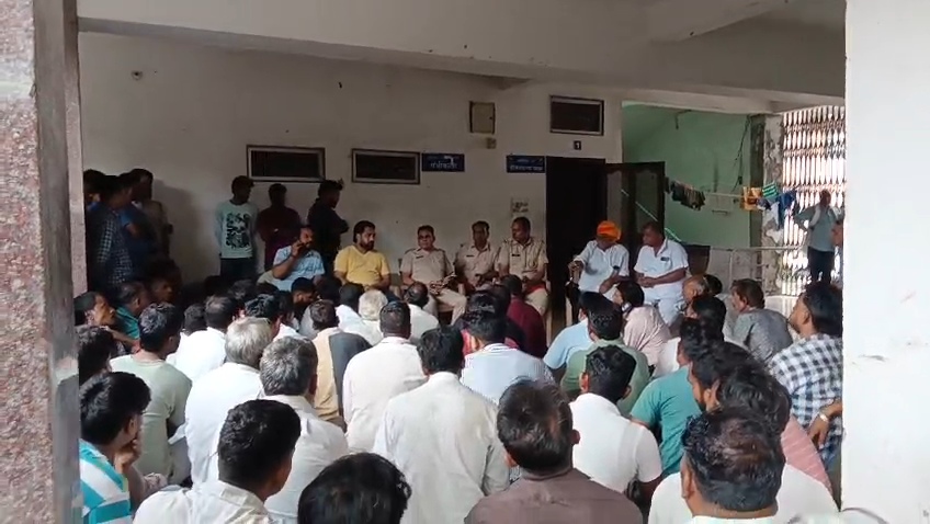 चित्तौड़गढ़ जिले के गंगरार थाना इलाके में करंट से युवक की मौत के मामले में जिला चिकित्सालय में समझाईश करते पुलिस व प्रशासन के अधिकारी।