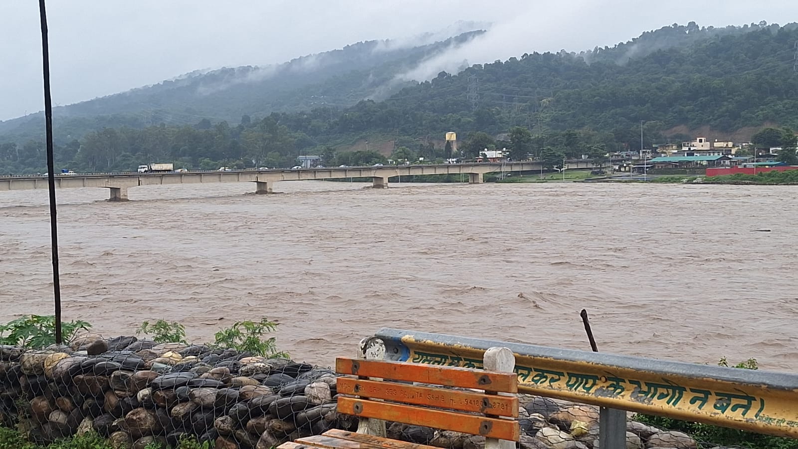 यमुना का रौद्र रूप, पांवटा साहिब में खतरे के निशान से ऊपर बह रहा पानी यमुना का रौद्र रूप, पांवटा साहिब में खतरे के निशान से ऊपर बह रहा पानी