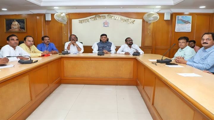 सराफा एसोसिएशन व सोना-चांदी व्यापारियों ने महापौर से चर्चा कर सुझाव दिए सराफा एसोसिएशन व सोना-चांदी व्यापारियों ने महापौर से चर्चा कर सुझाव दिए