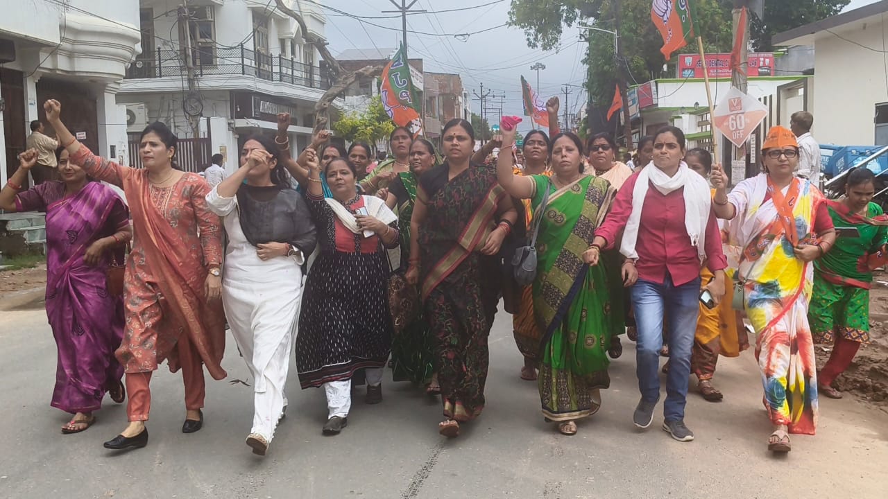 प्रधानमंत्री नरेन्द्र मोदी की माताजी को कांग्रेस मंच से अभद्र आपत्तिजनक अपशब्द कहने के विरोध में प्रदर्शन