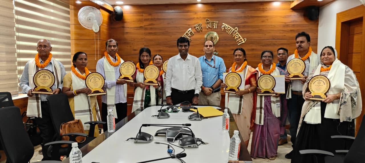 सम्मानित शिक्षक समेत डीसी मंजुनाथ भजंत्री अन्य सम्मानित शिक्षक समेत डीसी मंजुनाथ भजंत्री अन्य