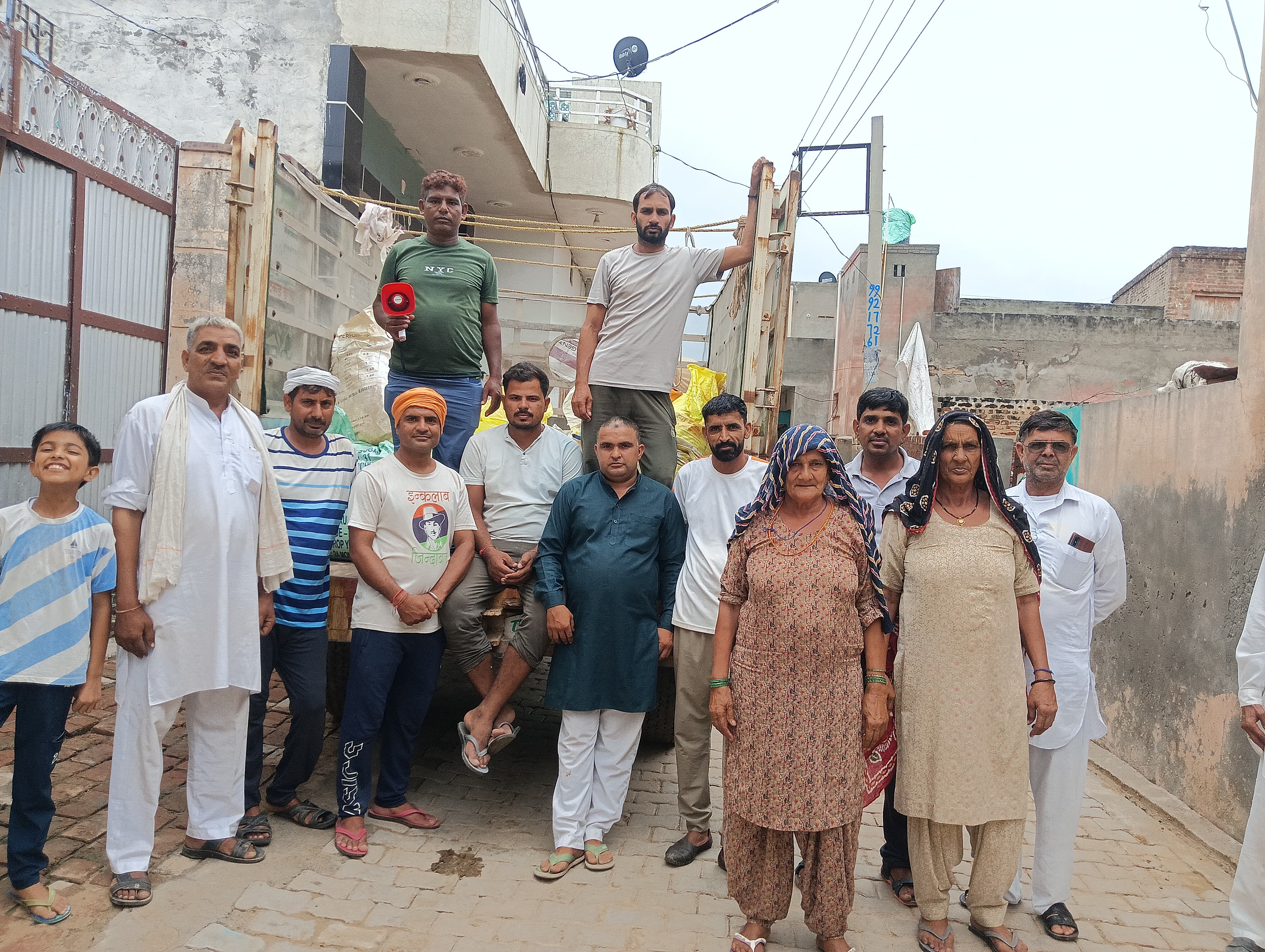 पंजाब में आई बाढ़ से पीडि़तों के लिए राहत सामग्री एकत्रित करते हुए करसिंधु में ग्रामीण।