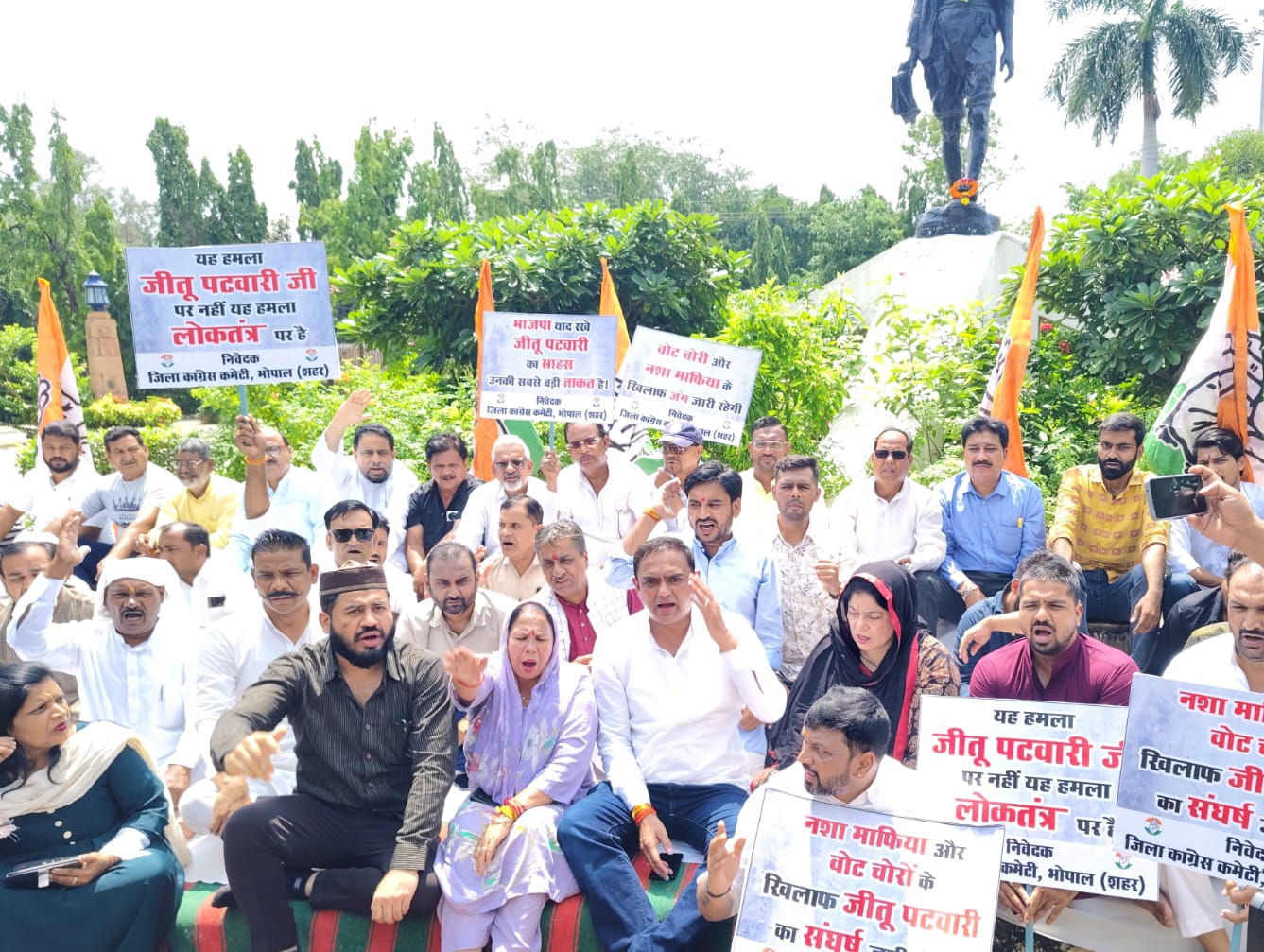 गांधी प्रतिमा के समक्ष किया प्रदर्शन गांधी प्रतिमा के समक्ष किया प्रदर्शन