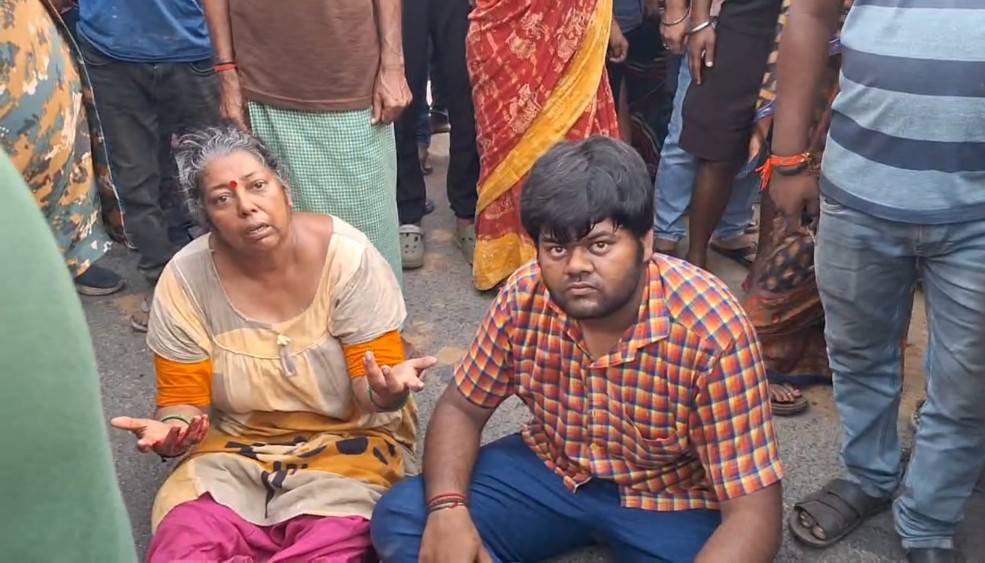मां बेटे ने किया सड़क जाम मां बेटे ने किया सड़क जाम