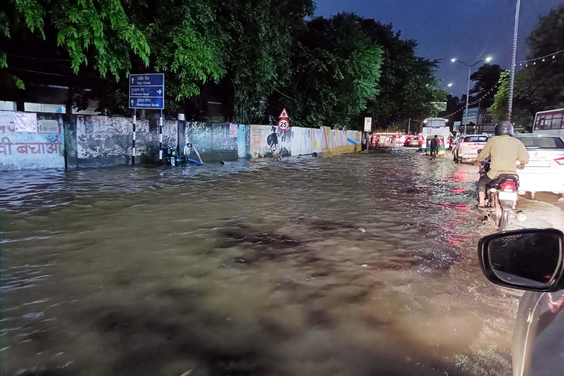 गुरुग्राम में पुराना नागरिक अस्पताल के पास भरा गहरा बरसात पानी।