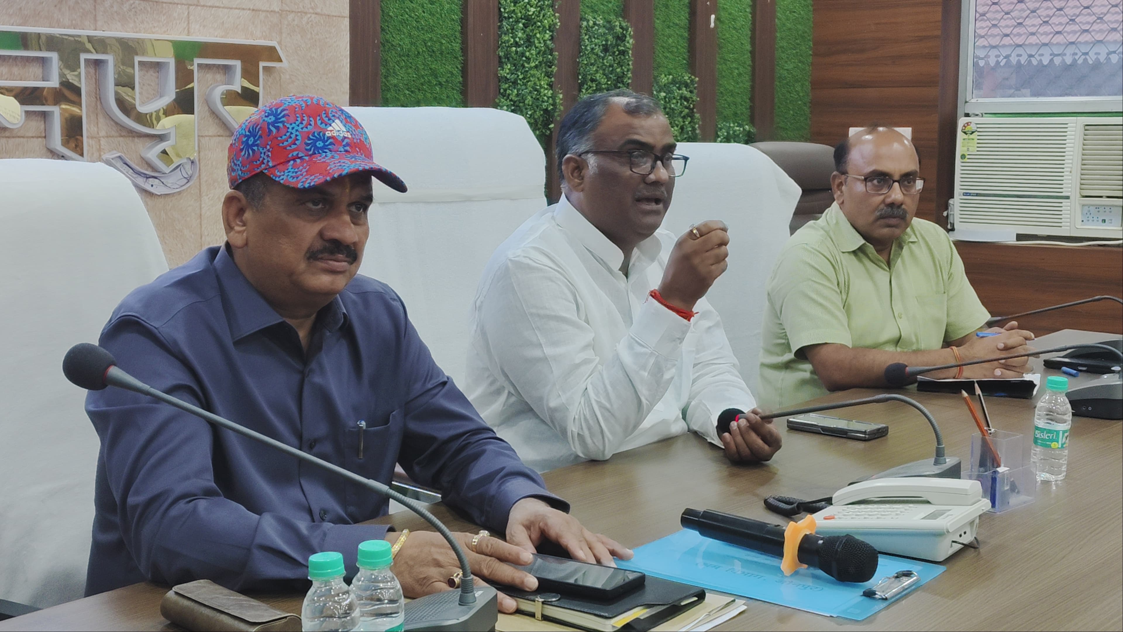 राज्य मंत्री गिरीश चंद्र यादव, जिलाधिकारी डॉ दिनेश चंद्र सिंह बैठक लेते हुए राज्य मंत्री गिरीश चंद्र यादव, जिलाधिकारी डॉ दिनेश चंद्र सिंह बैठक लेते हुए