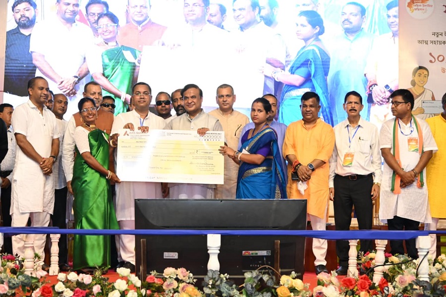শ্ৰীভূমিৰ পাথাৰকাডীত মহিলা উদ্যোগীক চেক প্ৰদান কৰি মুখ্যমন্ত্ৰী ড° হিমন্ত বিশ্ব শৰ্মাই। শ্ৰীভূমিৰ পাথাৰকাডীত মহিলা উদ্যোগীক চেক প্ৰদান কৰি মুখ্যমন্ত্ৰী ড° হিমন্ত বিশ্ব শৰ্মাই।