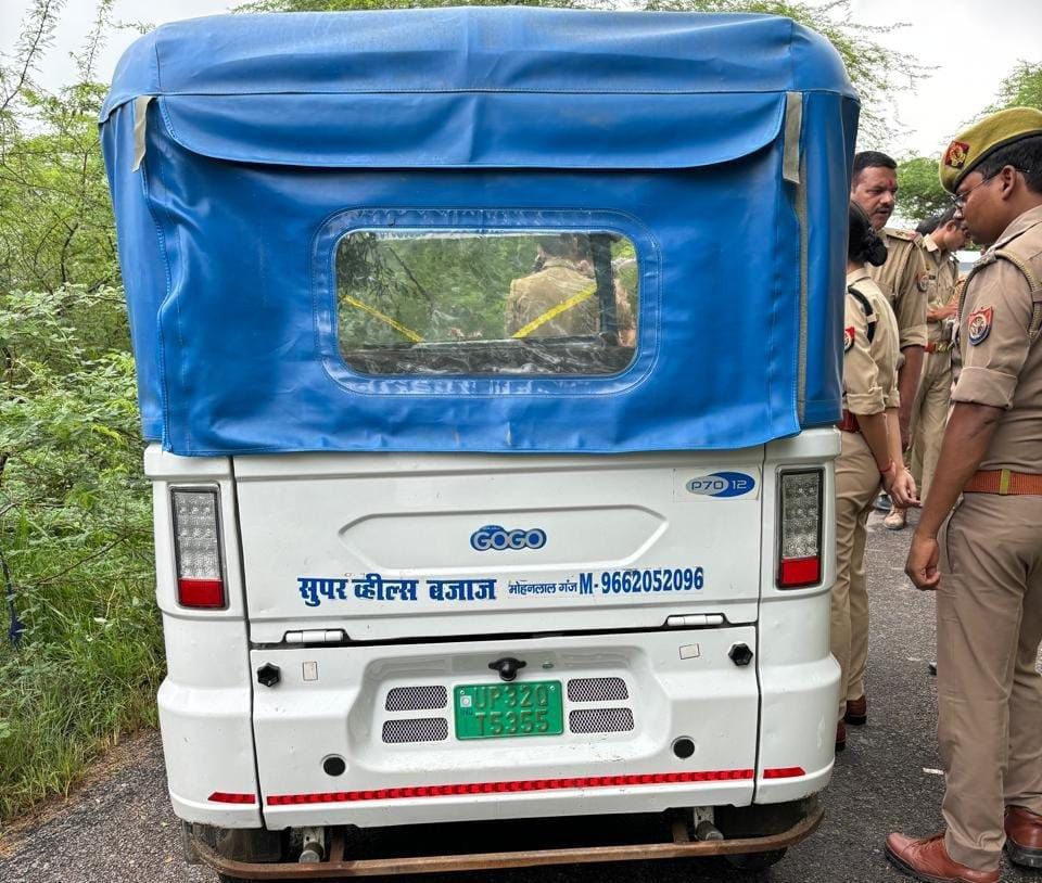 घटनास्थल की जांच करती पुलिस, खड़ा आटो घटनास्थल की जांच करती पुलिस, खड़ा आटो