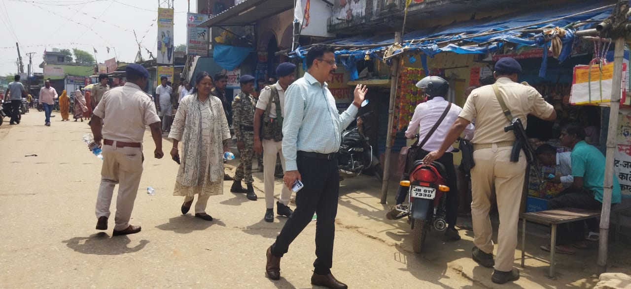 घटनास्थल पर जायजा लेते एसडीओ