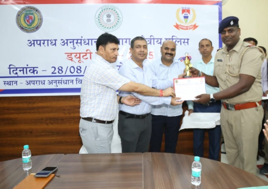 पुरस्कृत करते डीआईजी पुरस्कृत करते डीआईजी