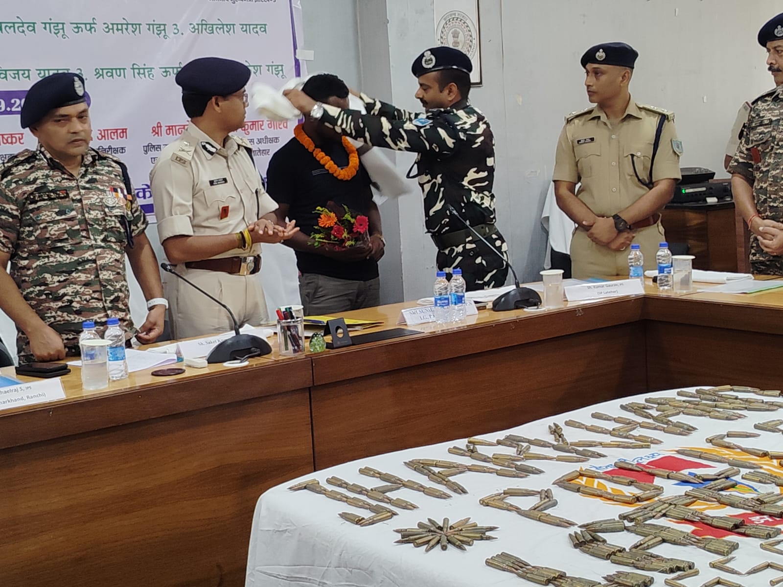 उग्रवादियों को माला पहनाते पुलिस के अधिकारी उग्रवादियों को माला पहनाते पुलिस के अधिकारी