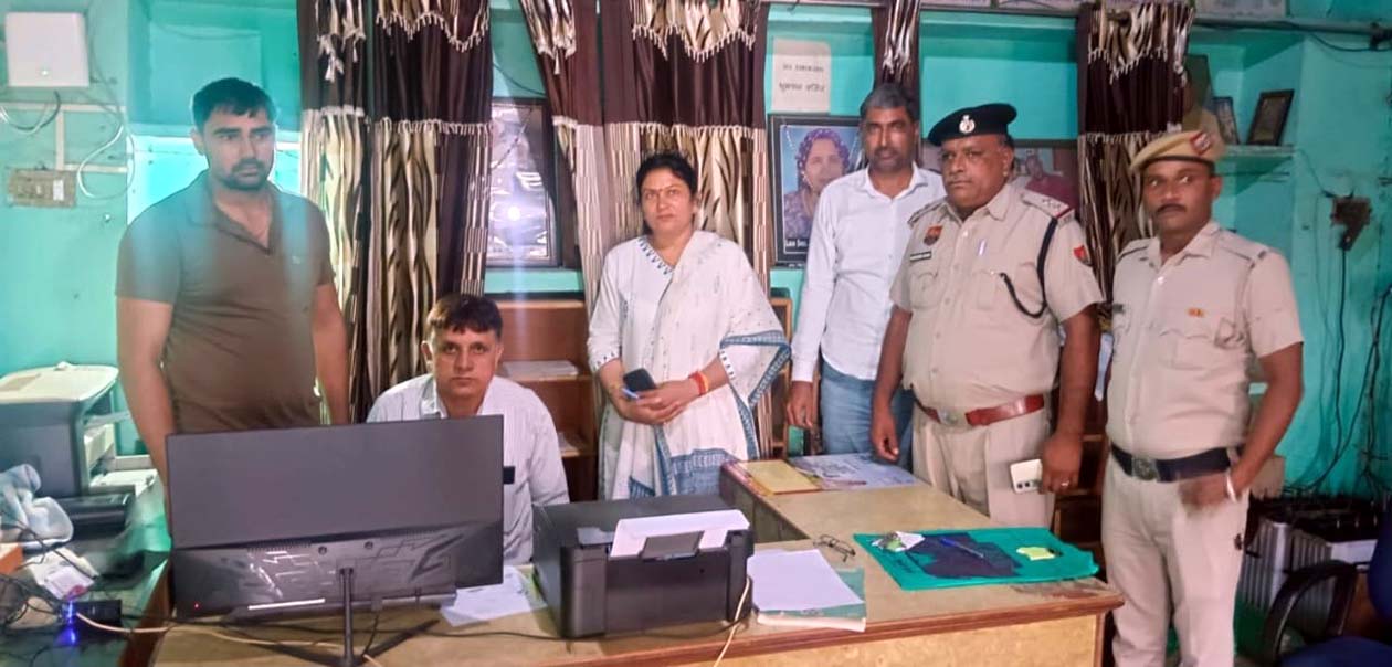 सीएससी सेंटर पर जांच करती सीएम फ्लाइंग टीम।