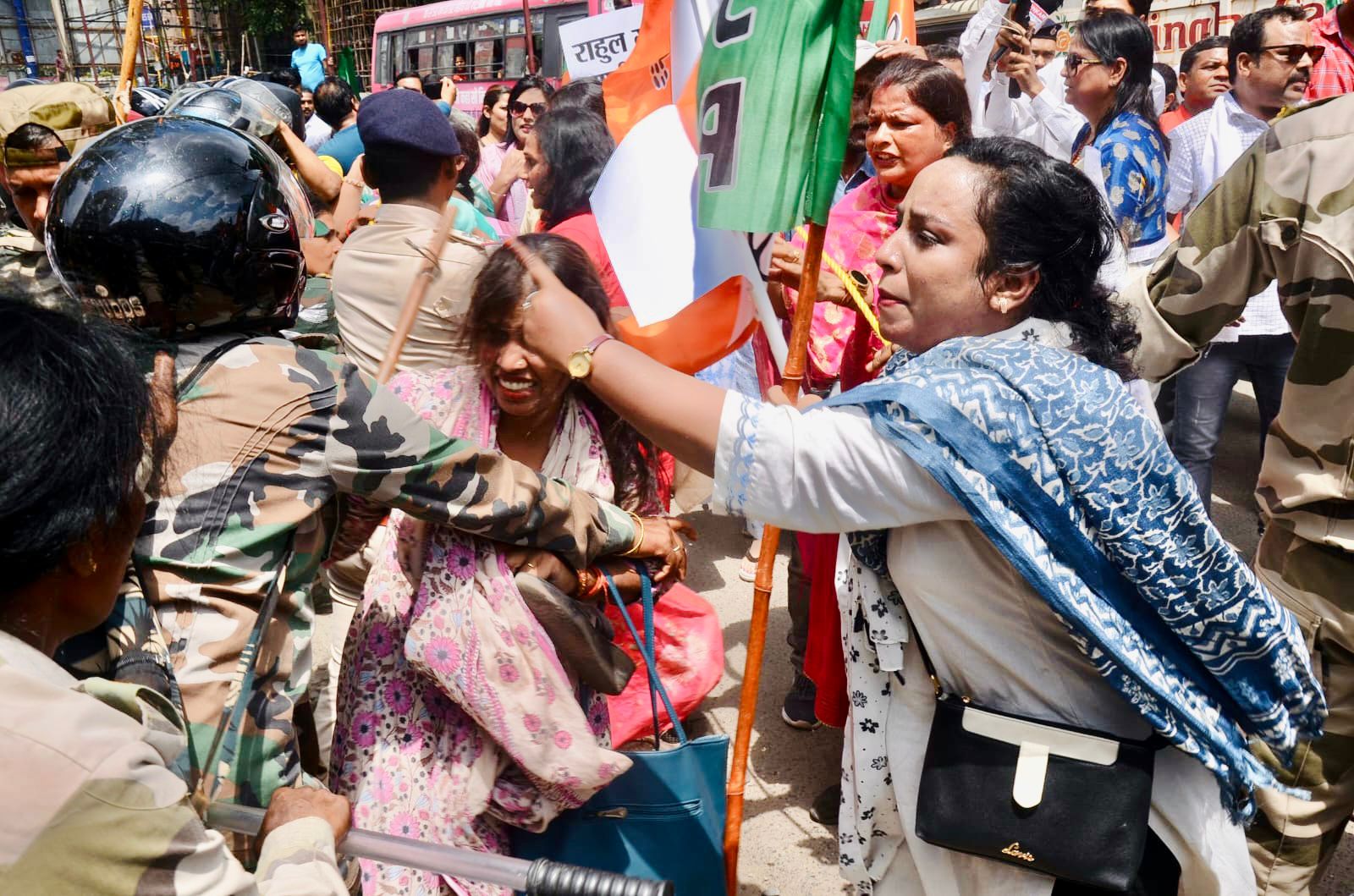 पुलिस बल प्रयोग करते हुए पुलिस बल प्रयोग करते हुए