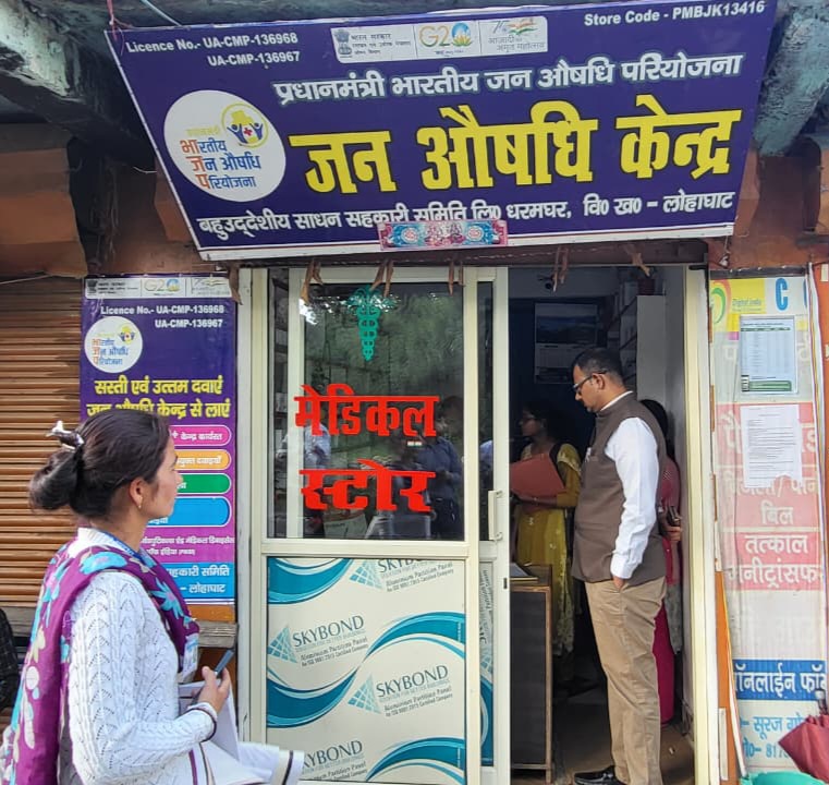 मेडिकल स्टरों का निरीक्षण करते सचिव भवदीप रावते मेडिकल स्टरों का निरीक्षण करते सचिव भवदीप रावते