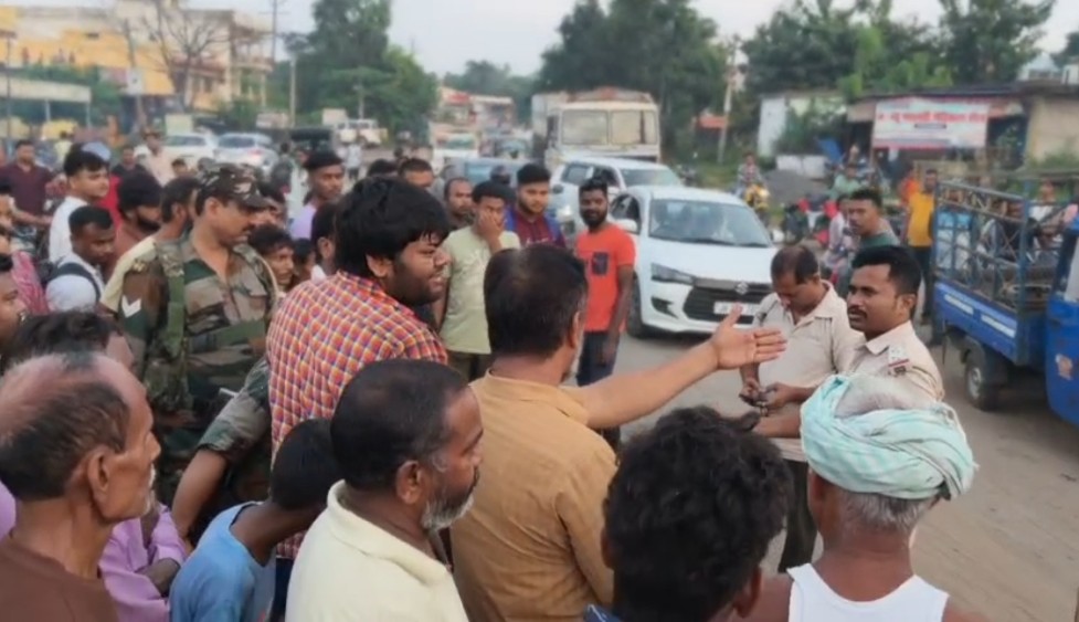घटनास्थल पर लगी भीड़ घटनास्थल पर लगी भीड़
