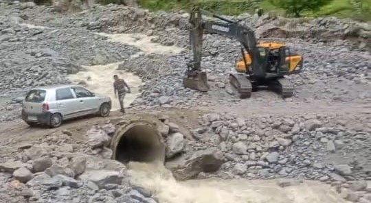 तमक नाले पर वैकल्पिक व्यवस्था कर वाहनों की आवाजाही शुरू।