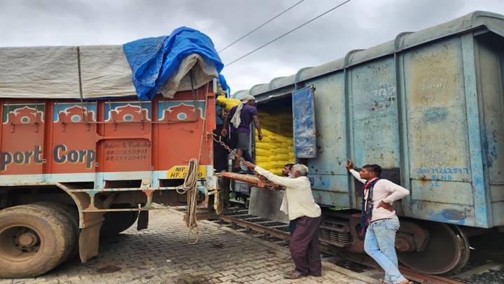 सहकारी समितियों में उर्वरकों का तीव्र गति से भंडारण सहकारी समितियों में उर्वरकों का तीव्र गति से भंडारण