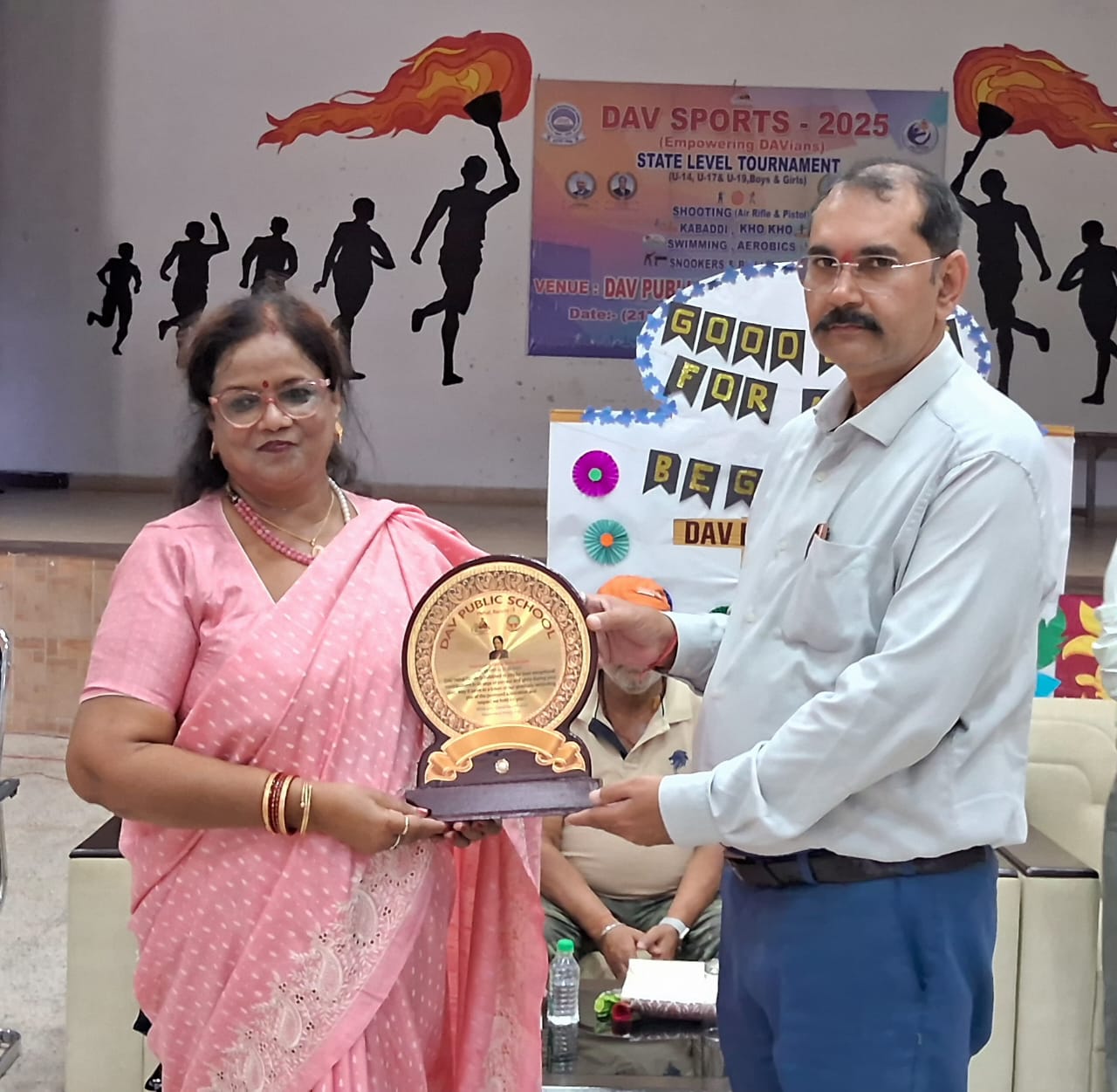 शिक्षिका को सम्मानित करते प्राचार्य शिक्षिका को सम्मानित करते प्राचार्य