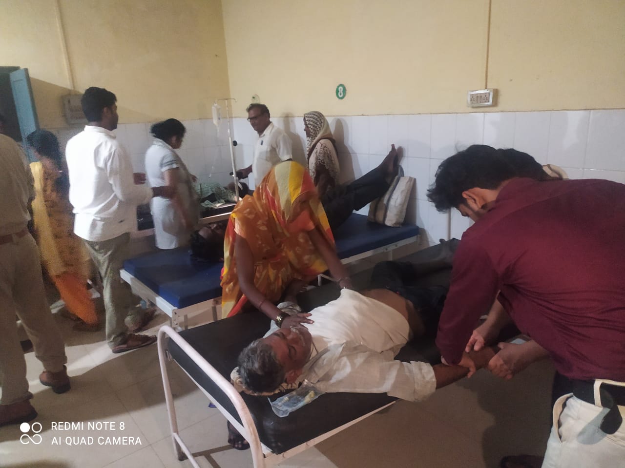 हलिया प्राथमिक स्वास्थ्य केंद्र में झुलसे लोगों का उपचार करते चिकित्सक। हलिया प्राथमिक स्वास्थ्य केंद्र में झुलसे लोगों का उपचार करते चिकित्सक।