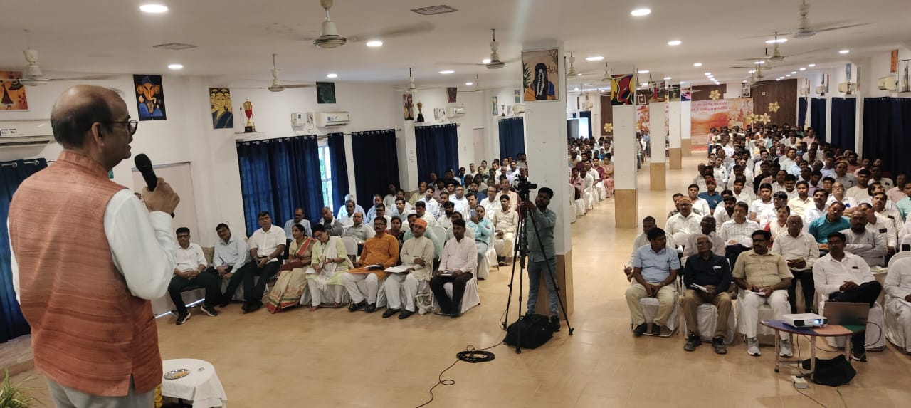 लोहिया तालाब स्थित डेफोडिल्स पब्लिक स्कूल में भारतीय शिक्षा बोर्ड की बैठक में बोलते  बोर्ड के चेयरमैन डॉ. एनपी सिंह।