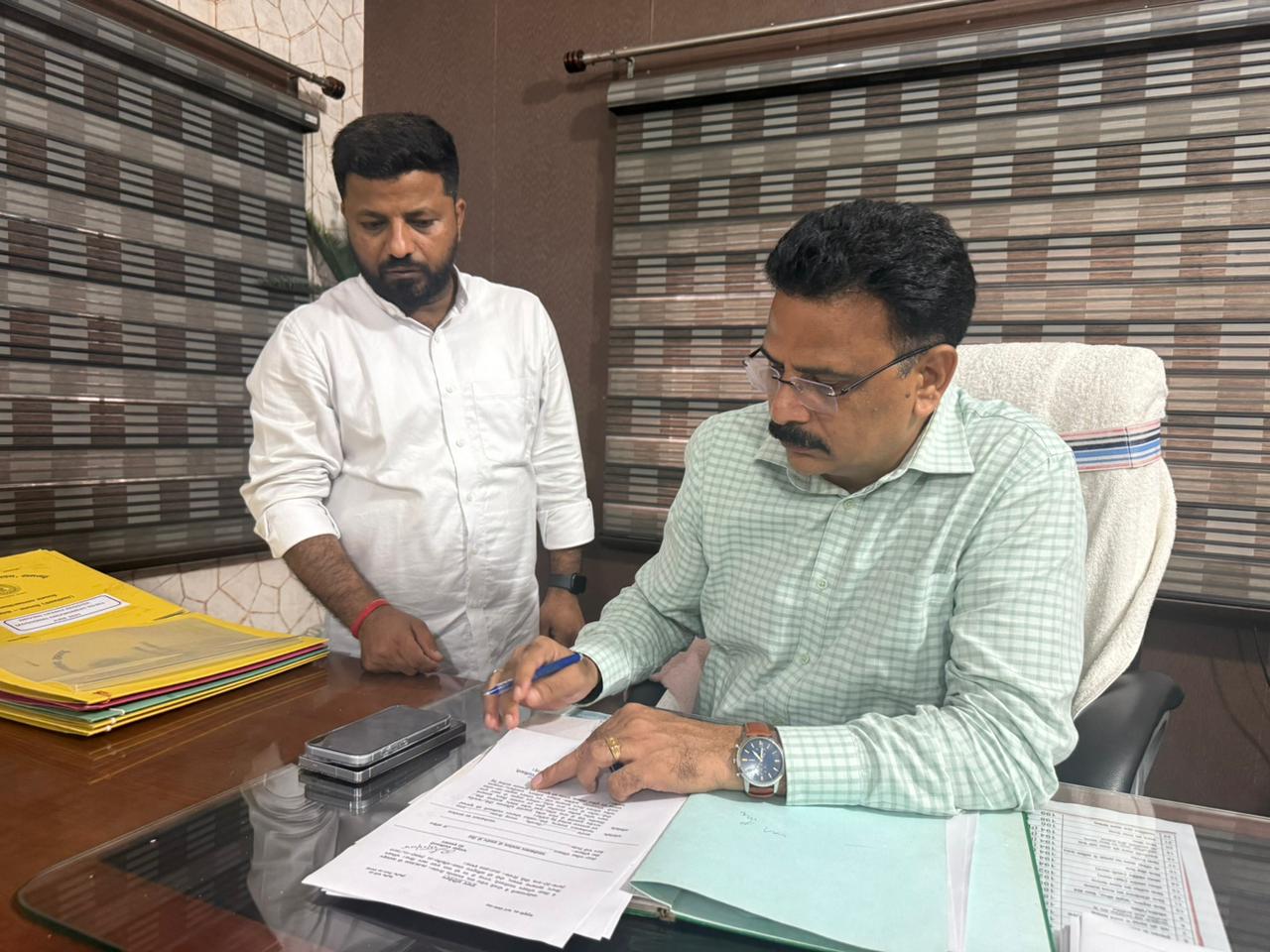 प्रभार ग्रहण करते एसडीओ प्रभार ग्रहण करते एसडीओ