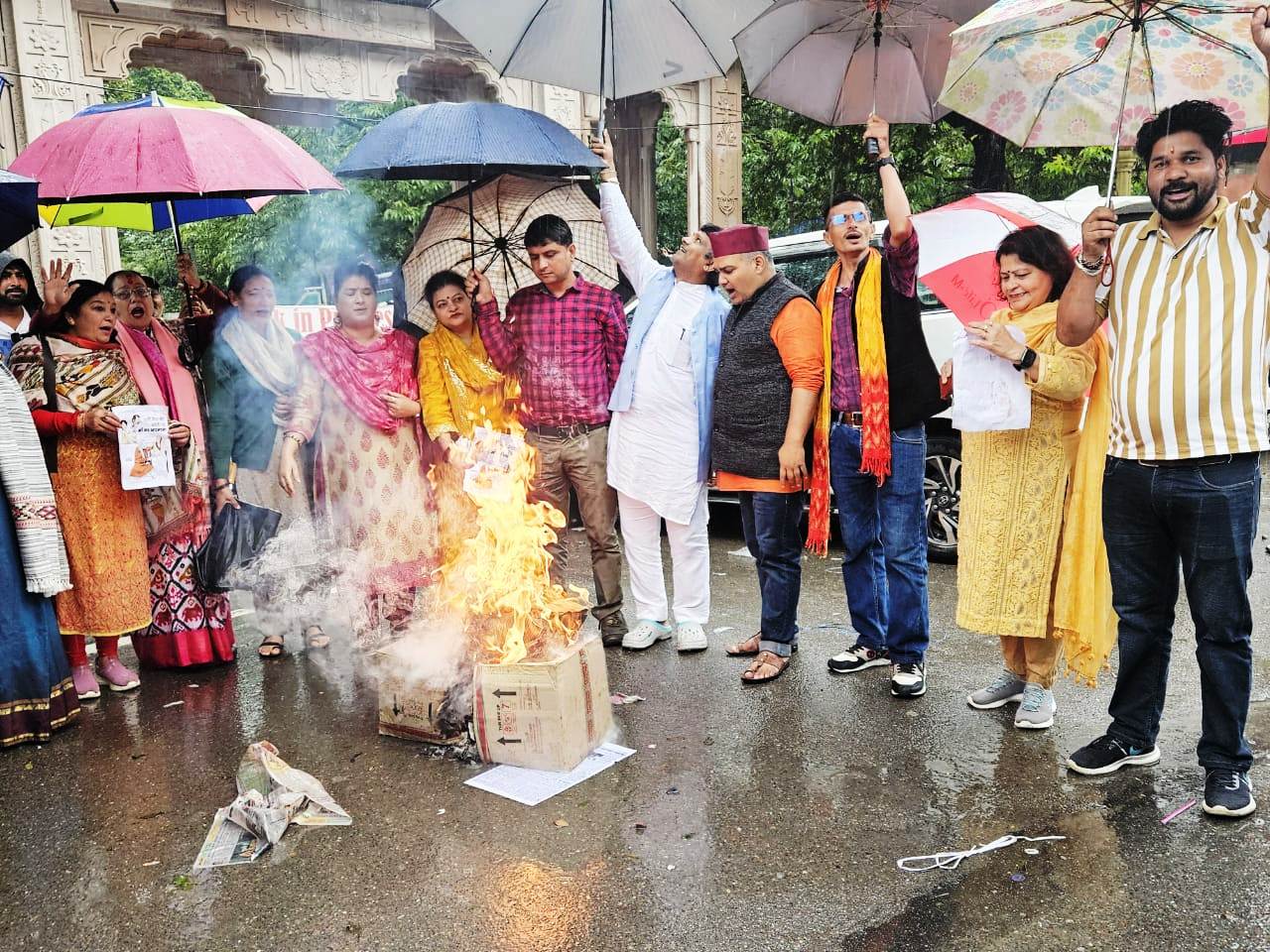 नैनीताल बारिश के बावजूद राहुल गांधी का पुतला फूंकते भाजपा कार्यकर्ता। नैनीताल बारिश के बावजूद राहुल गांधी का पुतला फूंकते भाजपा कार्यकर्ता।