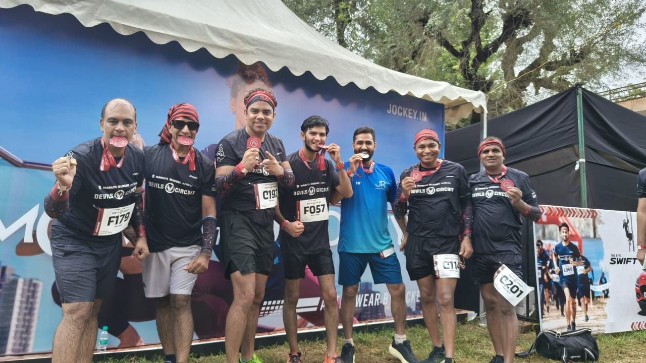 दो हजार लोगों ने फिटनेस में मिट्टी और पानी में ट्रेनिंग दो हजार लोगों ने फिटनेस में मिट्टी और पानी में ट्रेनिंग