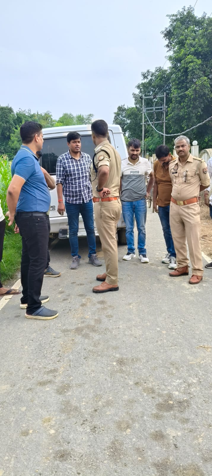 मौके पर पहुंची पुलिस मामले के छानबीन करते हुए