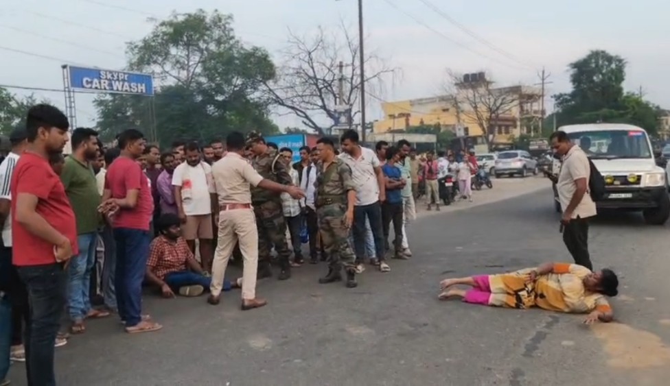 बीच सड़क पर सोई महिला बीच सड़क पर सोई महिला