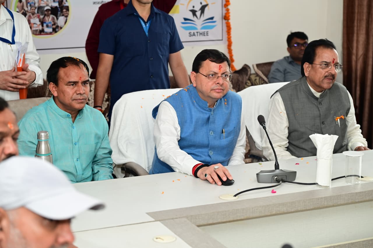 मुख्यमंत्री पुष्कर सिंह धामी साथी केंद्र’’ का शुभारम्भ करते। मुख्यमंत्री पुष्कर सिंह धामी साथी केंद्र’’ का शुभारम्भ करते।