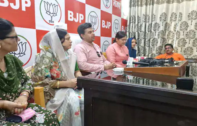 पत्रकारों से बातचीत करते हुए भाजपा महिला मोर्चा की जिला प्रधान भारती सैनी व अन्य।