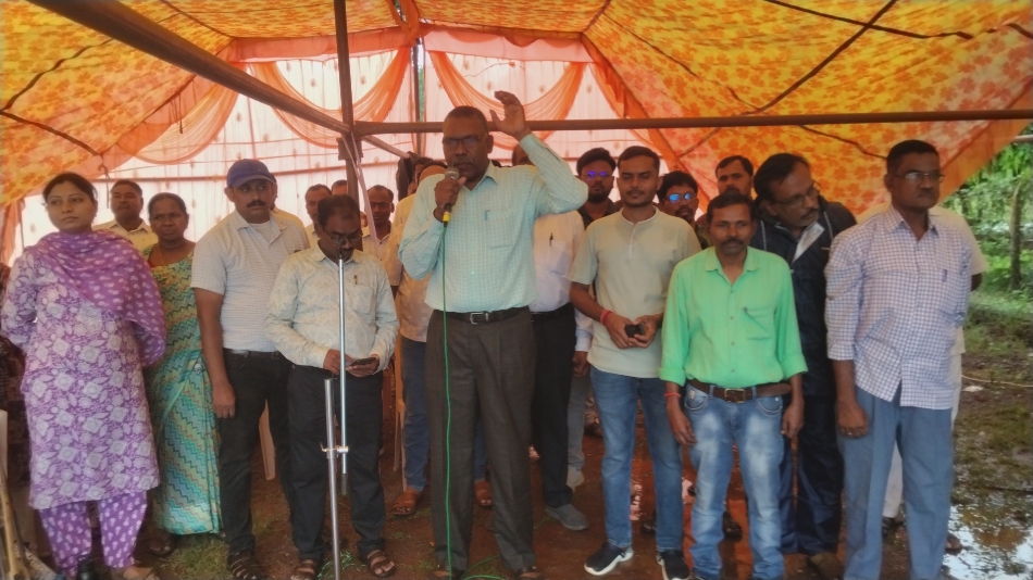 पालिटेक्निक परिसर में प्रदर्शन करते हुए अधिकारी एवं कर्मचारी। पालिटेक्निक परिसर में प्रदर्शन करते हुए अधिकारी एवं कर्मचारी।