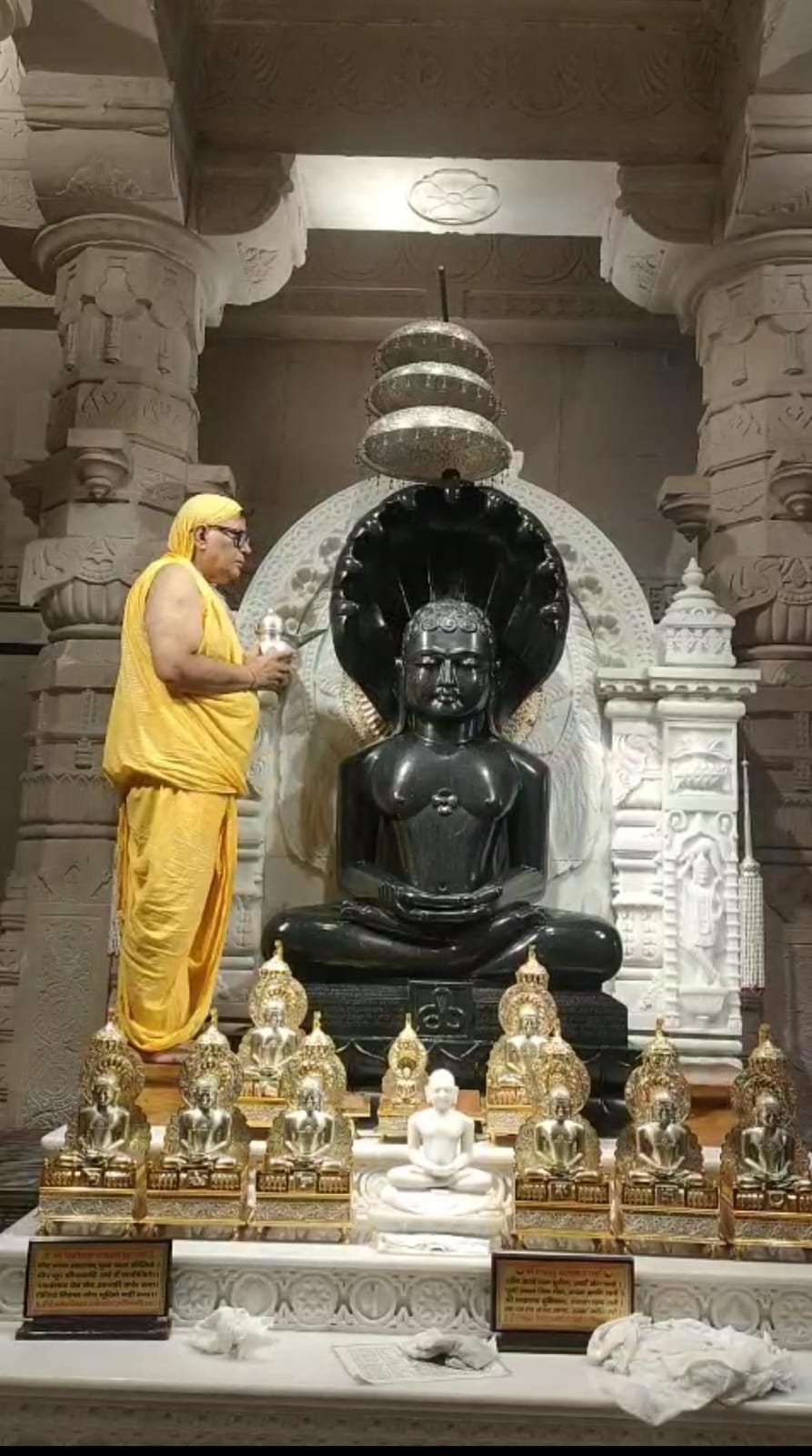 अभिषेक करते श्रद्धालु अभिषेक करते श्रद्धालु