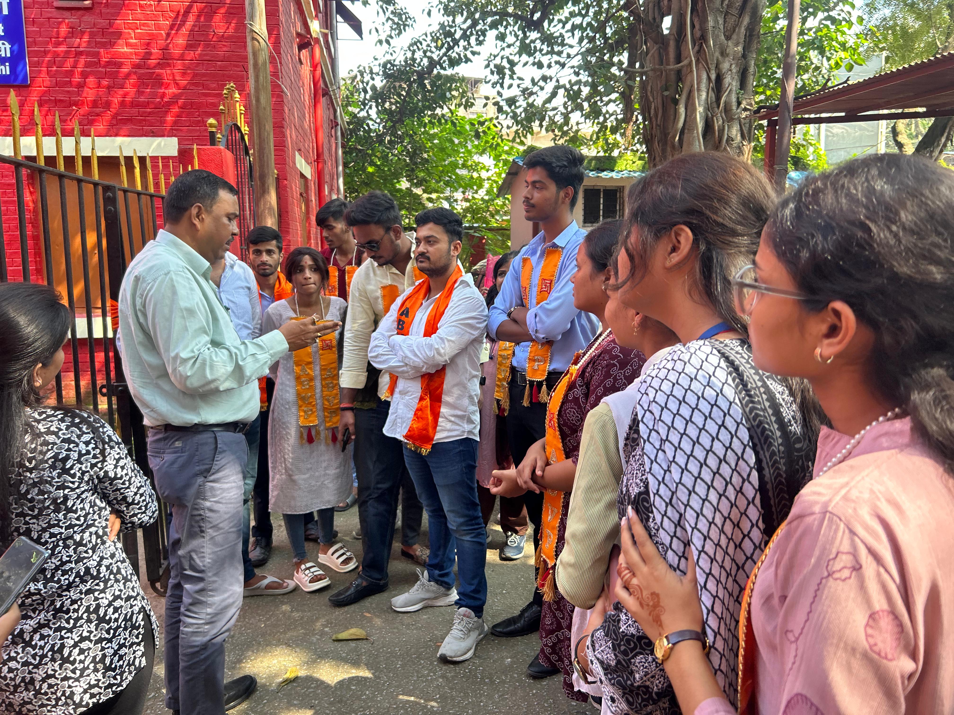 प्रदर्शन करते एवीबीपी के सदस्य प्रदर्शन करते एवीबीपी के सदस्य
