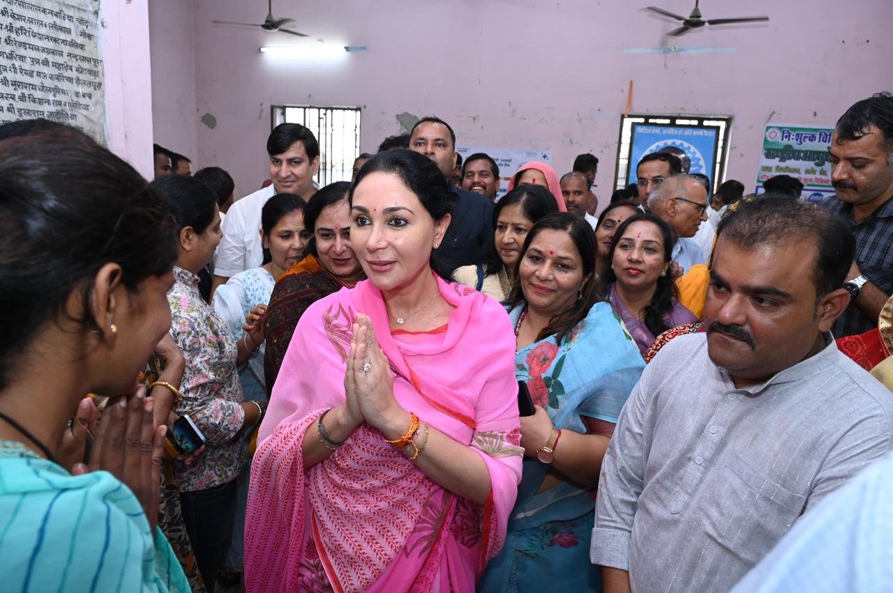 निःशुल्क नेत्र जांच शिविर में पहुंची दीया  कुमारी ने कहा हर नागरिक तक पहुंचे बेहतर स्वास्थ्य सुविधाएं